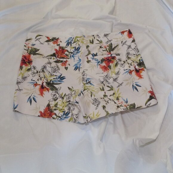 White House Black Market*4 ½" Inseam Shorts*Tropical Print - Picture 2 of 2